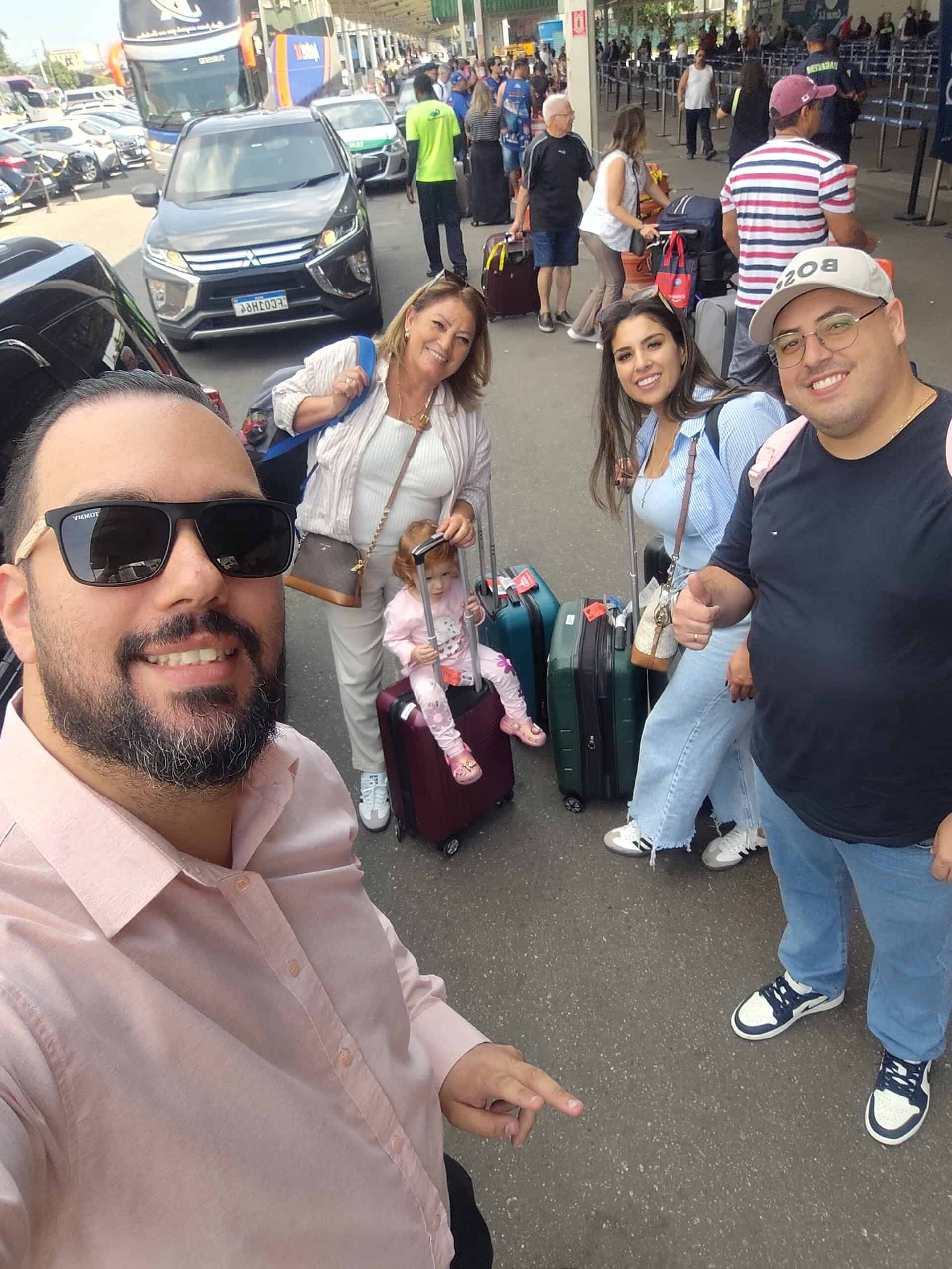 Família viajando com Táxi do Felipe